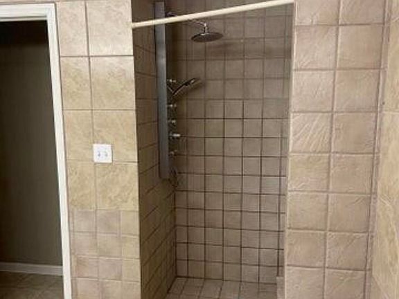 5th image of 106 Breezewood Dr APT B