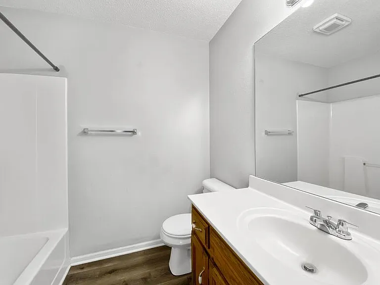 1020 NE Queens Ct — Photo 17