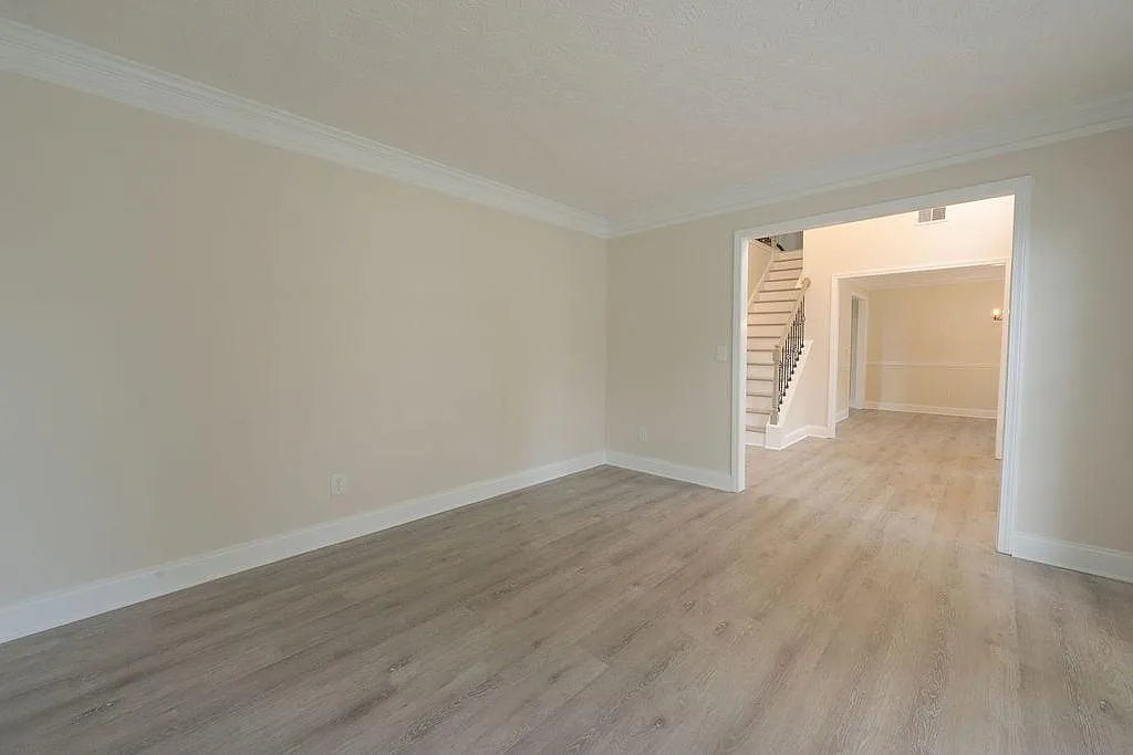 5 bed, 3.0 bath, 3676 sqft, $2,850 — Photo 3