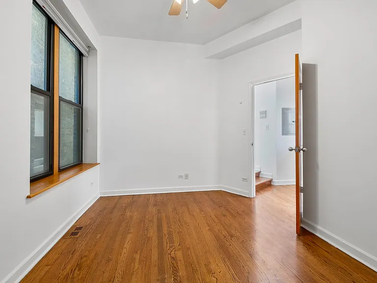 1420 W Erie St #1F — Photo 12