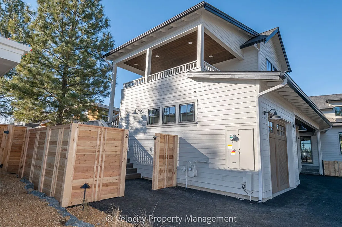 Building Photo - 3031 NW Tharp Ave #2