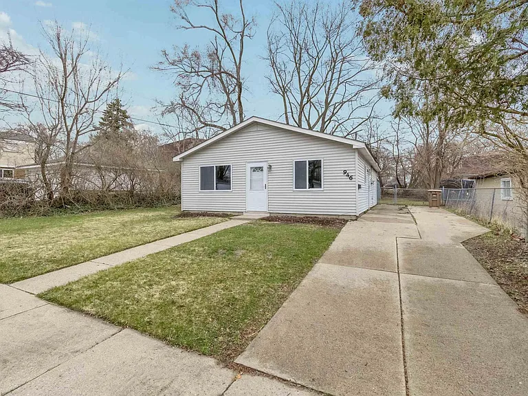 946 Fairview Ave — Photo 2
