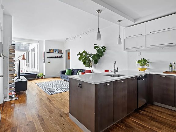 4th image of 214 N 11th St #2U