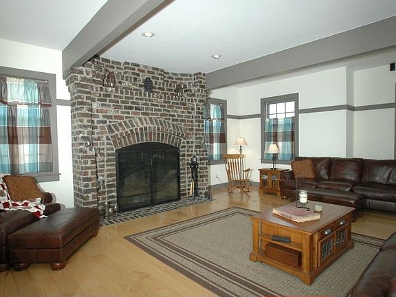 Superb space for entertaining & living.