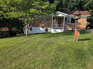 171 Roop Dr, Mount Hope, WV 25880