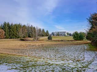 W278N9252 Sweetbriar Ln, Hartland, WI 53029