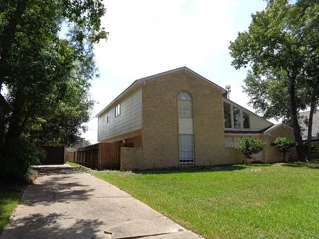 11815 Gardenglen Dr — Photo 2