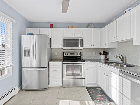 2nd image of 565 Quaker Ln APT 30