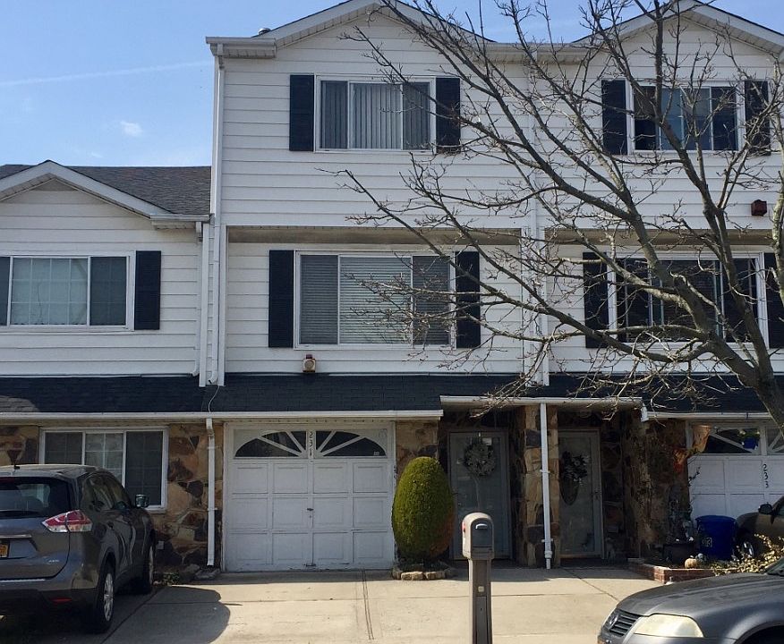 1st image of 231 Carlyle Grn