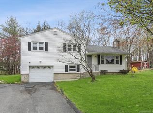17 Oak Crest Dr, Brookfield, CT 06804