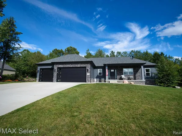 12391 Wolfberry Dr #53, Fenton, MI 48430