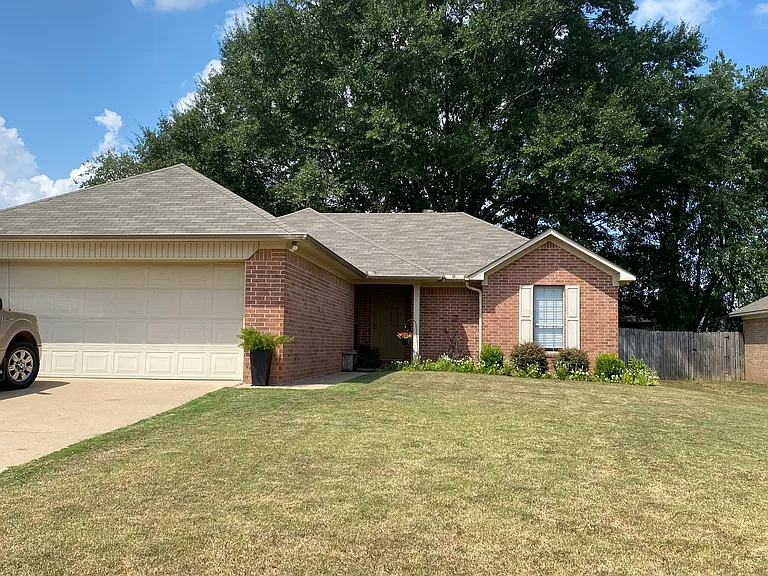 1125 Trenton Dr — Photo 1