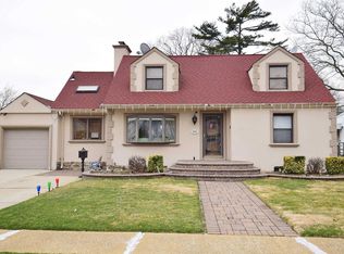 1061 Scott Dr, Valley Stream, NY 11580