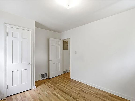 4th image of 2261 Warren Rd #Up