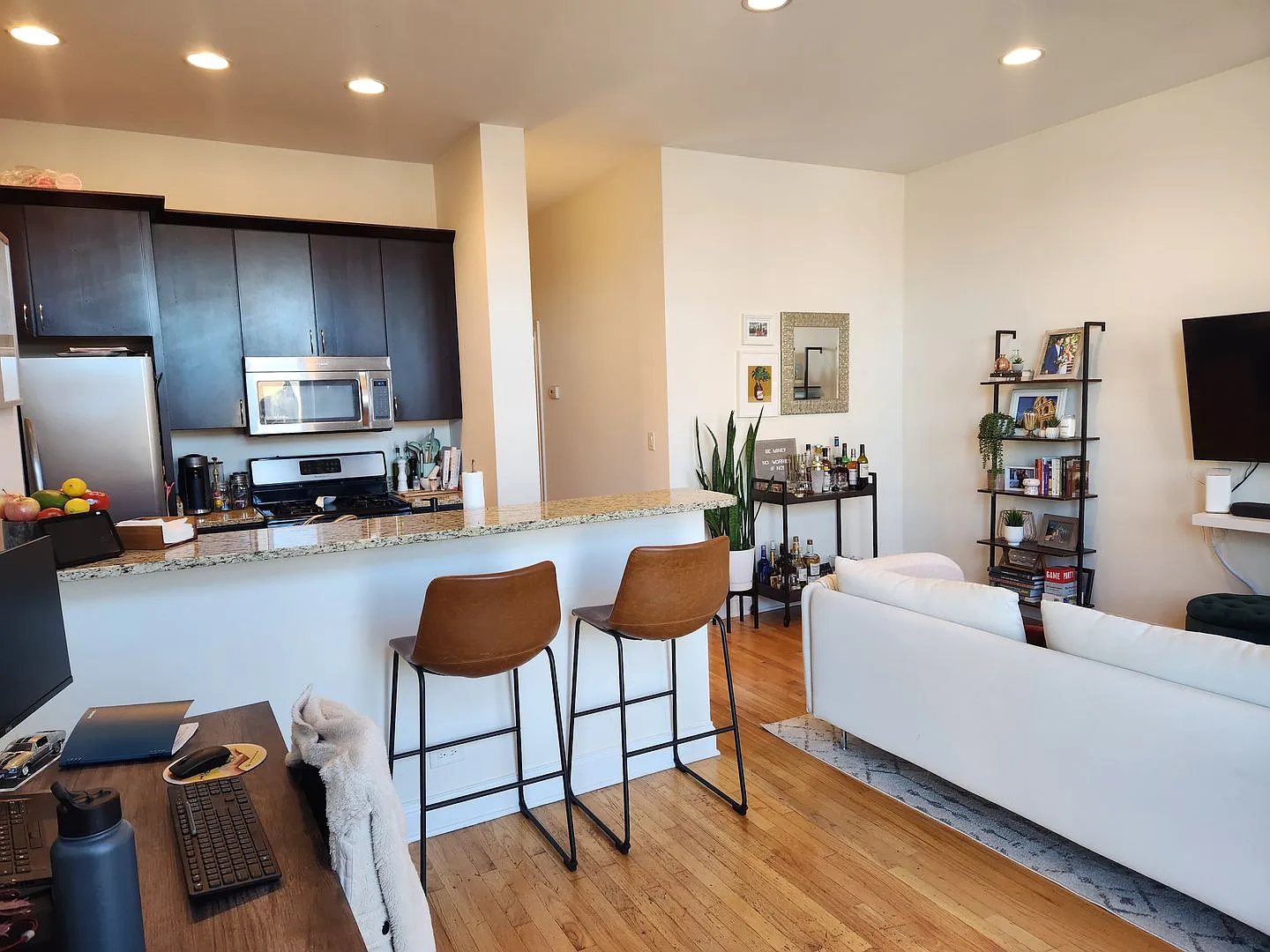 Lakeview Condo quality 1 bedroom unit — Photo 2