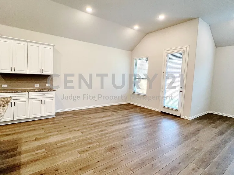 1310 Sundance Ln — Photo 8