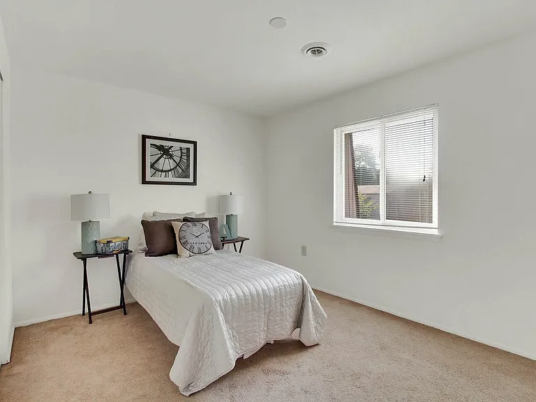 Colonial Glen — Photo 12
