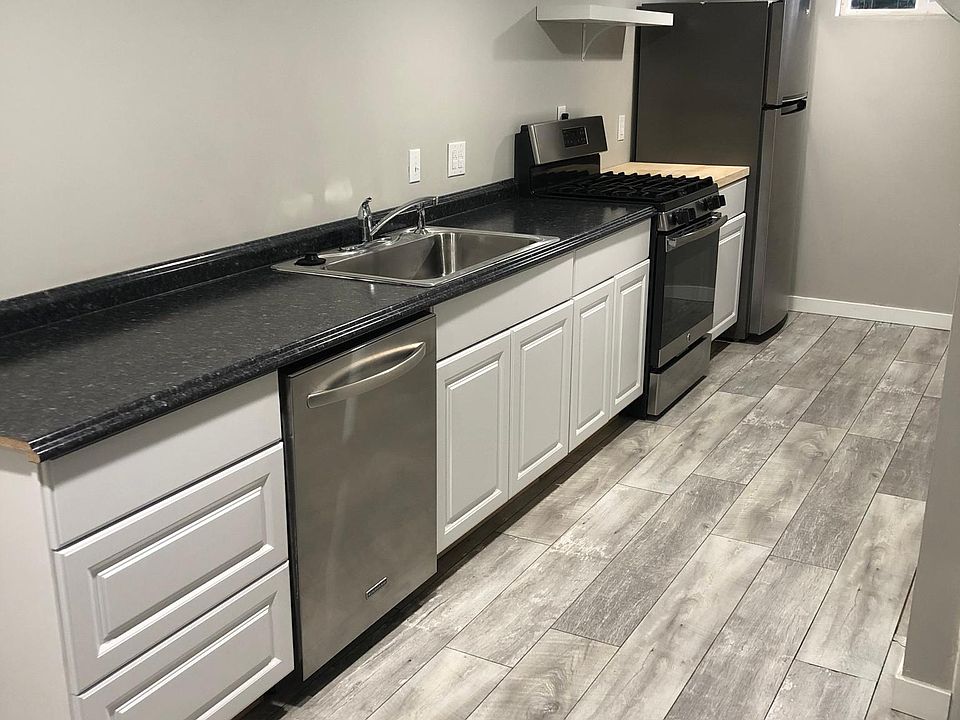 Full Kitchen, gas stove and oven