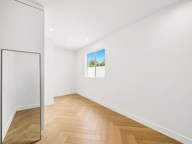 6327 Babcock — Photo 10