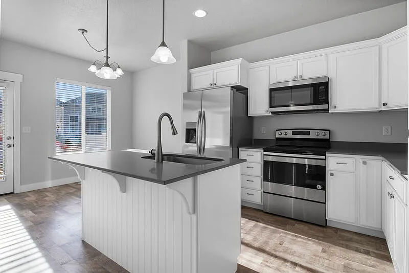4 bed, 3.5 bath, 2250 sqft, $750 — Photo 4