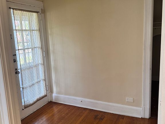 4th image of 883 Farmington Ave #1