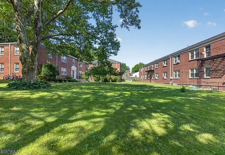 390 Morris Ave #35 — Photo 16