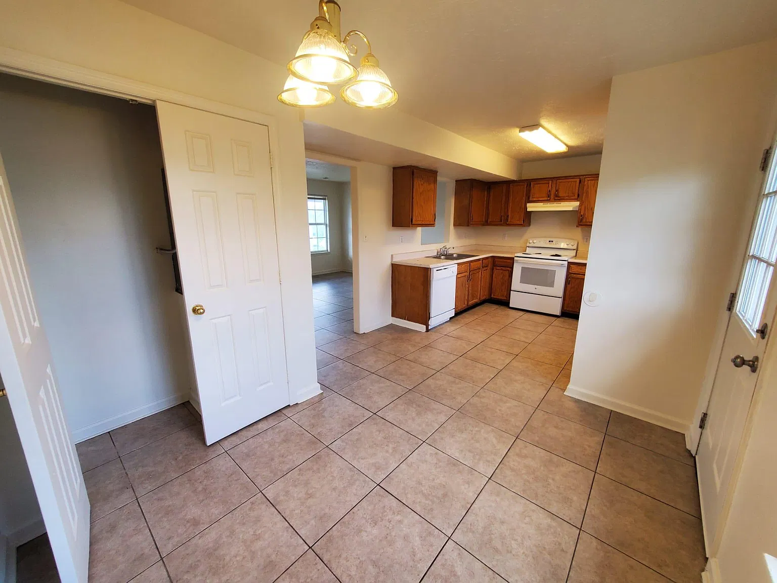 3 bed, 2.5 bath, 1215 sqft, $1,400 — Photo 3