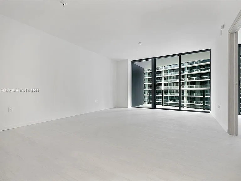 Brickell Plz — Photo 7