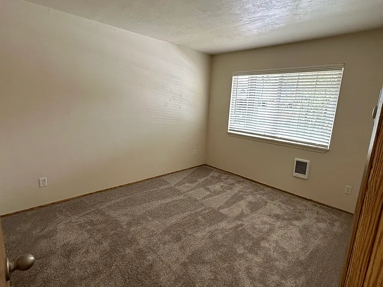 Oak Tree Apartments — Photo 40