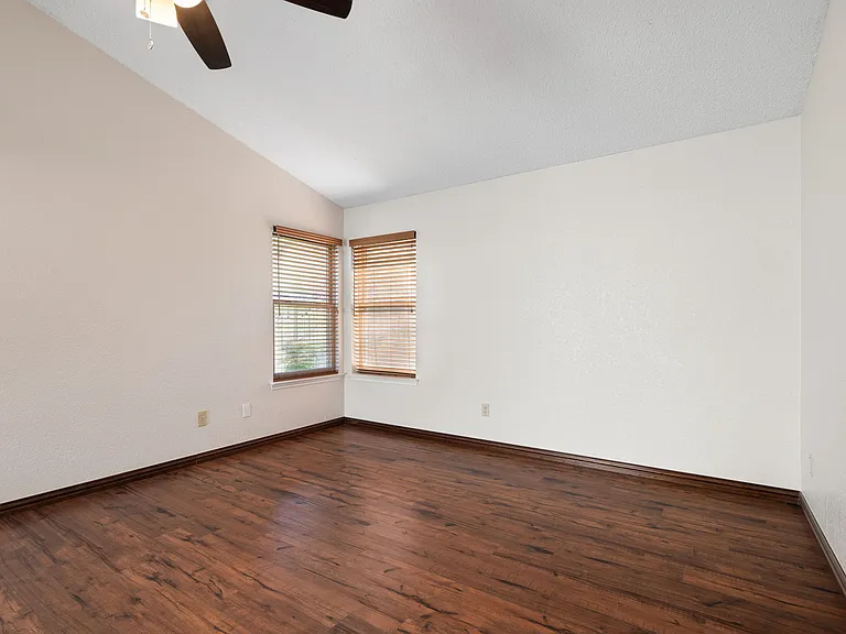 1425 Thistlewood Ln — Photo 16