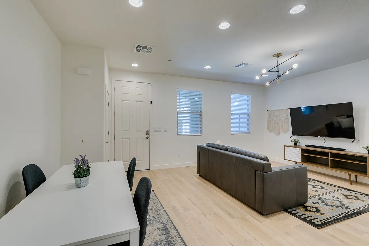 3 bed, 2.5 bath, 1435 sqft, $2,500 — Photo 4