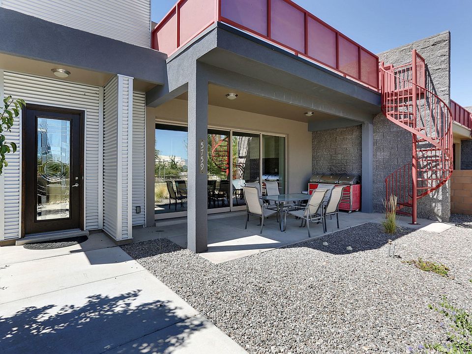 6-Front Courtyard-Patio