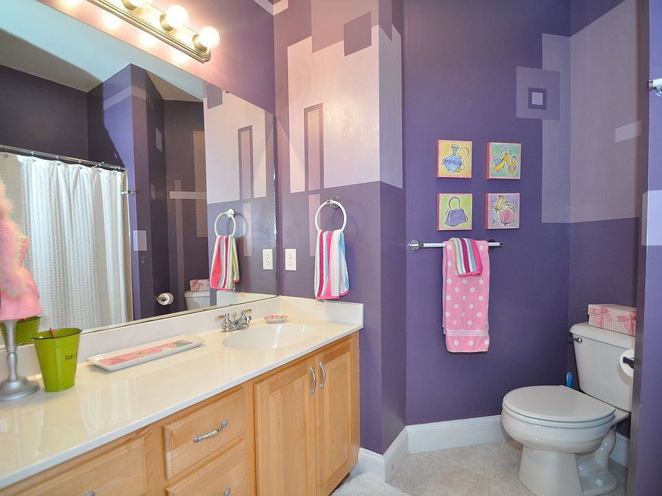 Secondary bedroom bath.