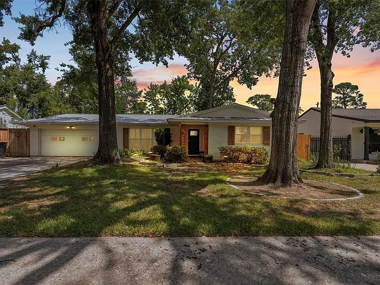10058 Cedardale Dr — Photo 2