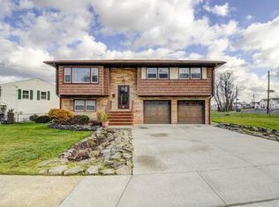 666 Gornik Dr, Perth Amboy, NJ 08861