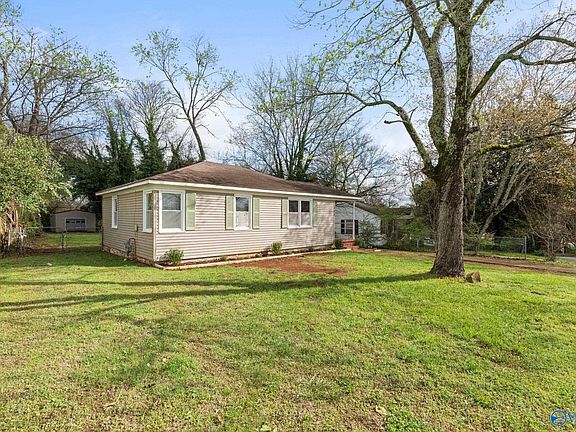 3rd image of 806 Crestline Rd NW