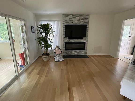 3rd image of 9407 Aynhoe Ln