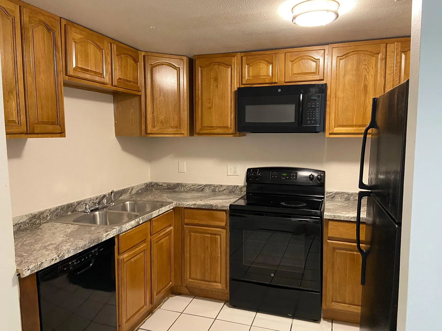 10101 Hunters Point Ct — Photo 4