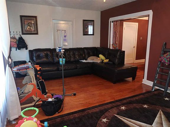 2nd image of 837 12th Ave