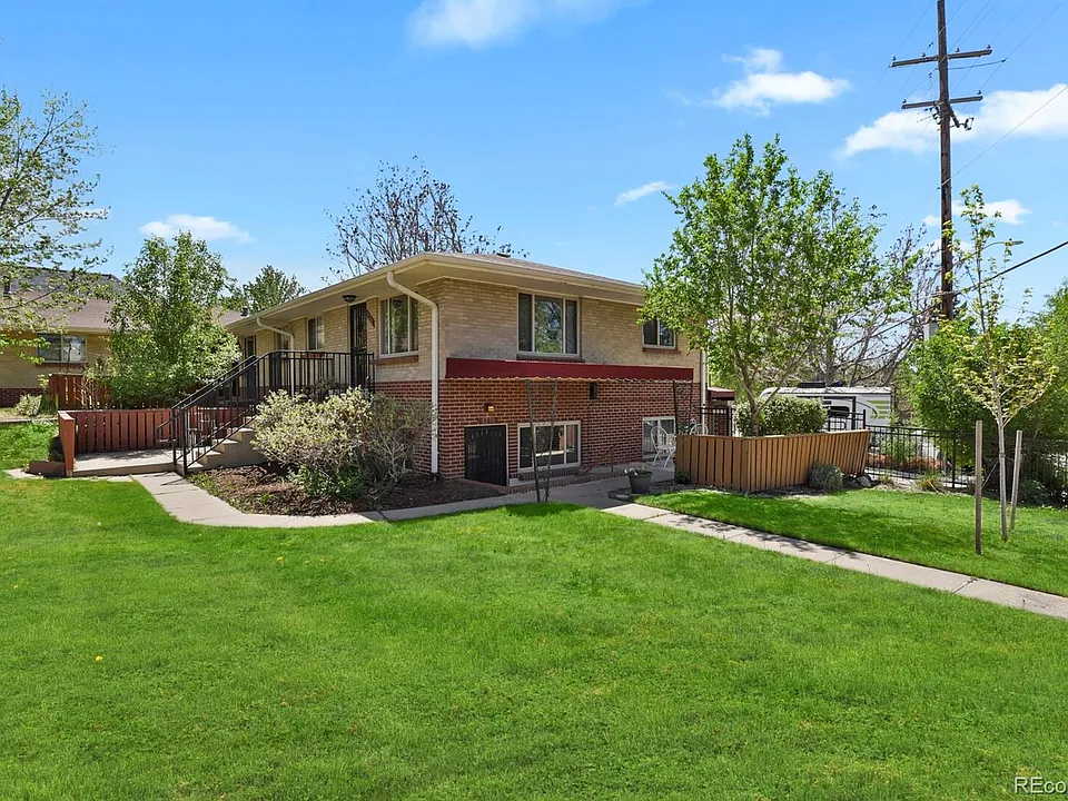 3290 W Fairview Pl