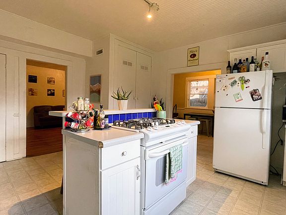 3rd image of 723 W Aspen Ave Unit B