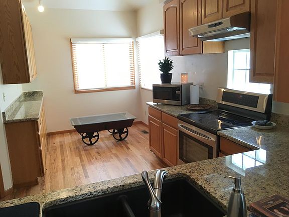 Breakfast nook in Kitchen, in addition to dining area and br