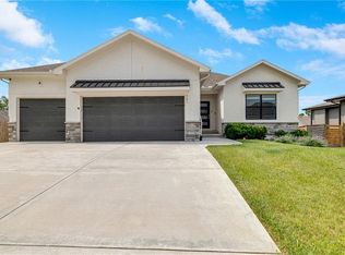 901 NW Hickorywood Dr, Grain Valley, MO 64029