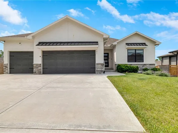 901 NW Hickorywood Dr, Grain Valley, MO 64029