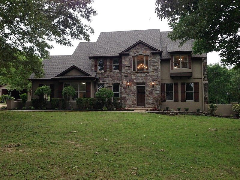 Lots of curb appeal!