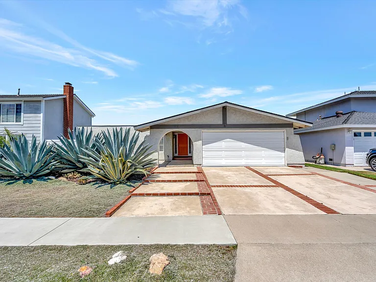 9131 Warfield Dr — Photo 1