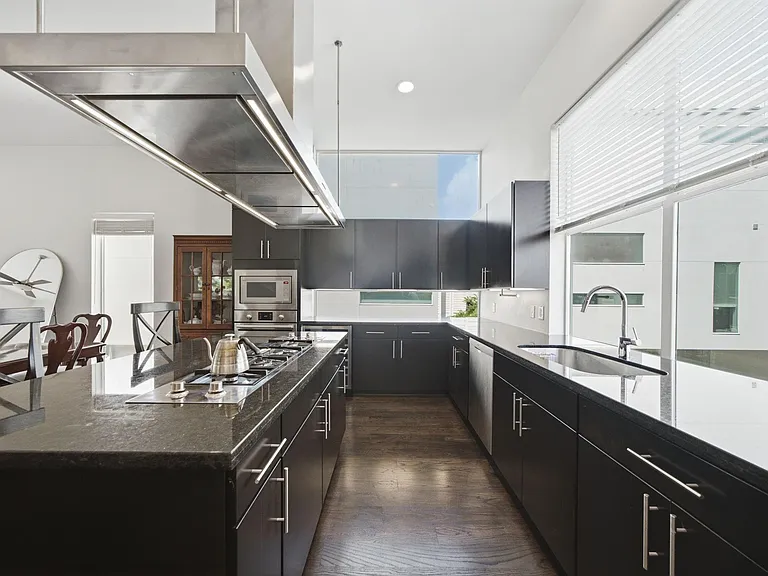 1221 W 17th St — Photo 12