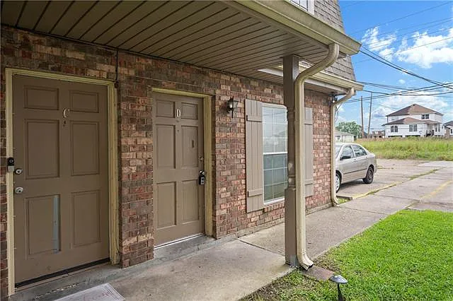 2 bed, 1.5 bath, 1280 sqft, $1,300 — Photo 1