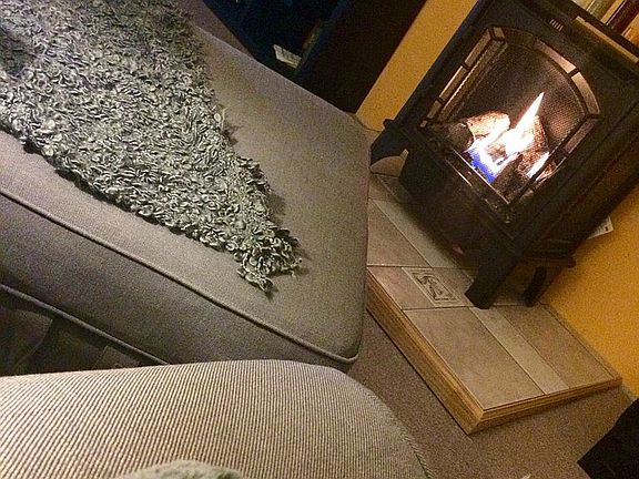 Gas fireplace (downstairs)