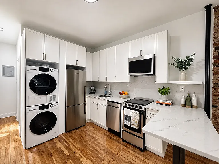 313 E 5th St #1B — Photo 3